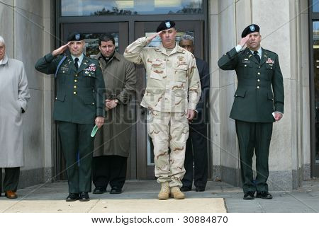 NEW YORK - marras 11: Irakin veteraani Larry Bradley c ja sotilas Andy Lyons (R) salute, koska ne osallistuvat