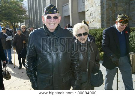 NEW YORK - november 11.: Nyugalmazott bíró és veterán Maurice Harbater (L) és felesége, Marilyn Harbater, a