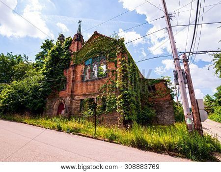 Braddock, Pennsylvania, Usa 6/29/2019 An Old Abandoned Church Built In The Late 1800s