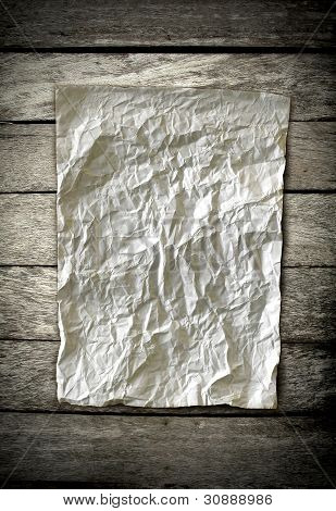 antigo papel amassado na parede de madeira