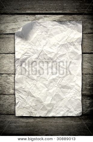 antigo papel amassado na parede de madeira