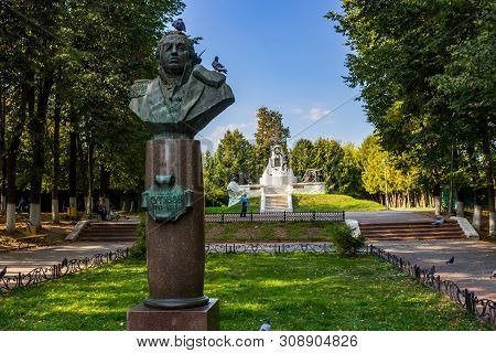 Maloyaroslavets, Russia - September 2018: Square Of 1812 In The Town Of Maloyaroslavets, Kaluzhskiy 