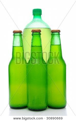 2 리터 플라스틱 레몬 라임 3 작은 유리 병 뒤에 음료수 병. 뭐 위에 세로 형식