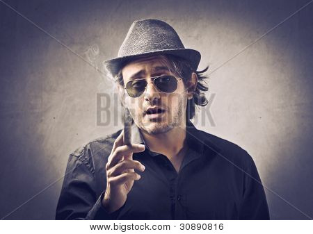 Jefe snob fumando un puro
