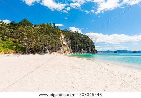 Photo of a beautiful white sand Hahei beach at Cathedral Cove Marine Reserve, Coromandel Peninsula, New Zealand. 