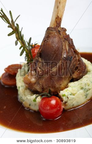 Codillo asado de cerdo con salsa