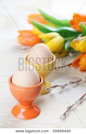 鸡蛋在橙色和黄色 eggcups