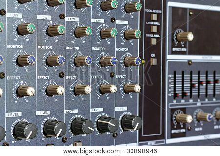 Amper Panel s úchyty