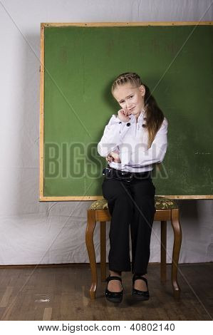 školačka s tabuli ve studiu