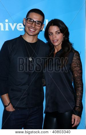 LOS ANGELES - JAN 7: Manny Montana, Vanessa Ferlito deltager NBCUniversal 2013 TCA vinter tryk 