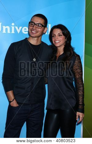 LOS ANGELES - JAN 7: Manny Montana, Vanessa Ferlito deltager NBCUniversal 2013 TCA vinter tryk 