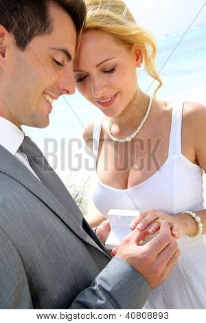 แลกเปลี่ยนแหวนแต่งงานคู่บ่าวสาว