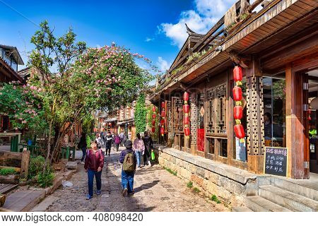Shuhe Naxi, China - April 28, 2019: People Walking In The Main Street Of Shuhe Naxi Ancient Village.