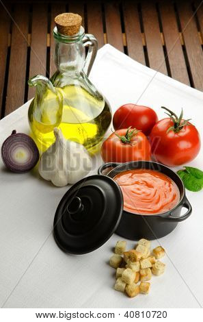 Soupe de tomate dans une casserole noire et ingrédients