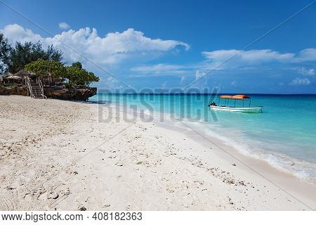 Idillyc Tropical Sunny Coastline And Sea Landscape