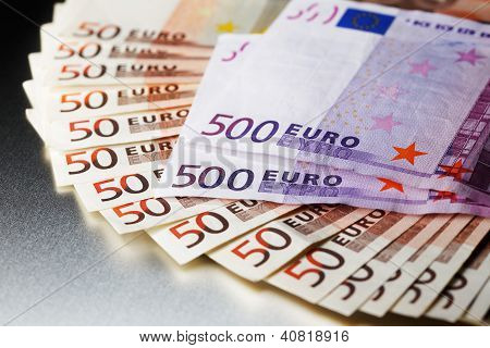 3000 Euros en una mesa de metal brillante