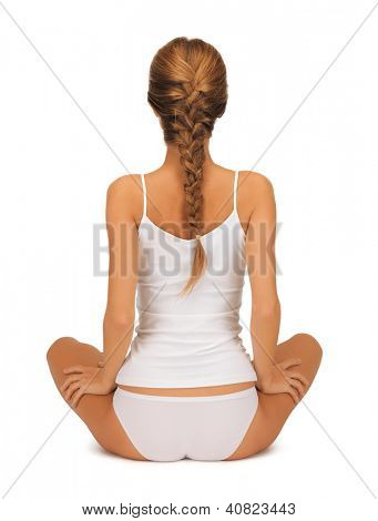 sportliche Frau in Baumwolle Undrewear üben Yoga Lotus darstellen