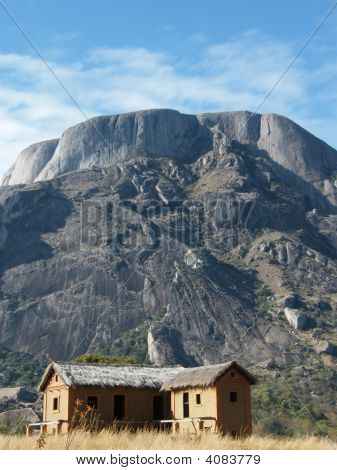 Uma pequena casa rural no controle remoto
