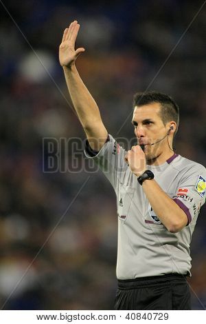 BARCELONA - JAN, 2: International dommer Javier Estrada Fernandez under venskabskamp mellem
