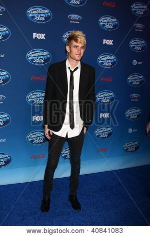 LOS ANGELES - JAN 9: Colton Dixon navštěvuje 'American Idol' Premiere událost Royce Hall, UCLA na