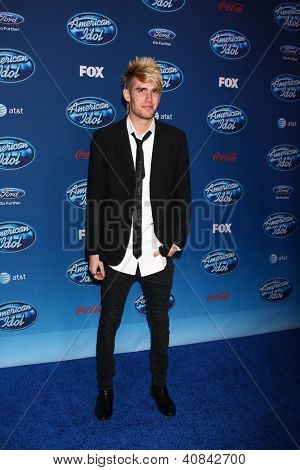 LOS ANGELES - JAN 9: Colton Dixon navštěvuje 'American Idol' Premiere událost Royce Hall, UCLA na