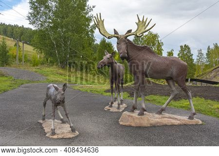 Trudarmeyskiy, Russia-22 August 2020: Statues Of Elk In The Park, Trudarmeyskiy, Kemerovo Region-kuz
