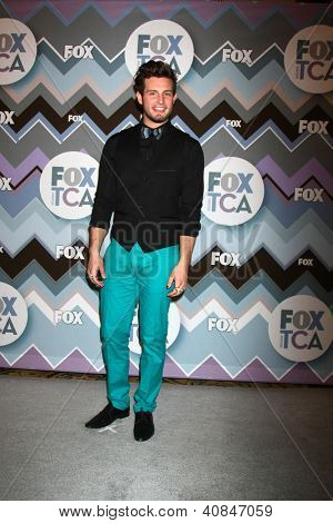 PASADENA, CA - 8 Ocak: Nico Tortorella FOX TV 2013 TCA kış basın turu Langham Hunt, katılır