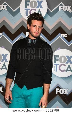 PASADENA, CA - 8 Ocak: Nico Tortorella FOX TV 2013 TCA kış basın turu Langham Hun, katılır