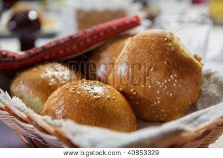 Wiklinowy kosz z świeżo pieczone bułeczki z sezamem