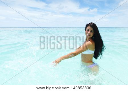 Vrolijke vrij jonge vrouw splashin in zee