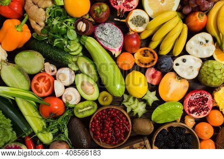 Topview Raw Vegetables, Carrot And Tometos And Carot And Ginger And Green Chilli And Bell Peper On W