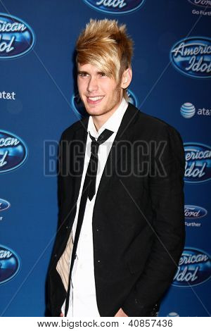 LOS ANGELES - JAN 9: Colton Dixon navštěvuje 'American Idol' Premiere událost Royce Hall, UCLA na