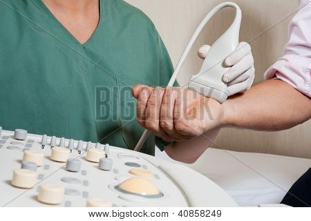 Bránice radiologické technik skenování mužský pacient ruce