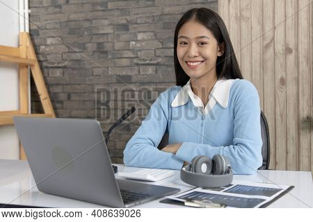 Asian university teachers are teaching mathematics with laptop to record live on internet, Long-dist