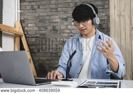 Asian university teachers are teaching mathematics with laptop to record live on internet, Long-dist