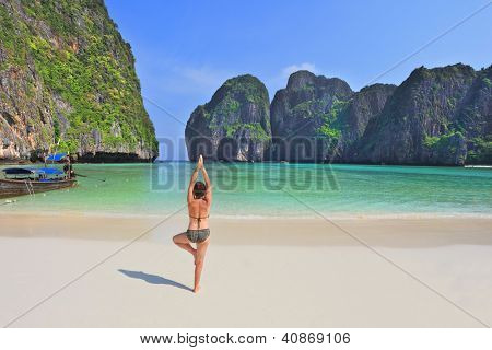 Schneiden Sie die ältere Frau Hatha Yoga am Strand. Maya Bay Island in der Andaman Sea, Thailand