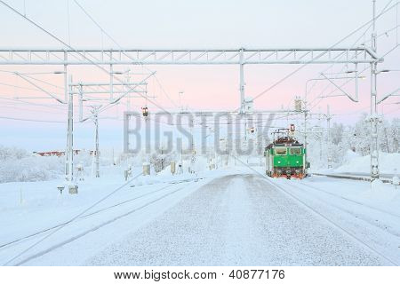 Verde treno locomotiva si avvicina alla stazione di Kiruna Svezia