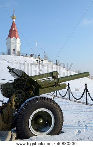 Symbol på Krasnoyarsk - kapel Paraskeva og pistol på Karaulnaya bjerget
