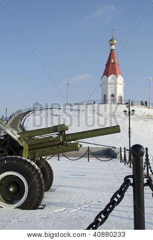Symbol på Krasnoyarsk - kapel Paraskeva og pistol på Karaulnaya bjerget