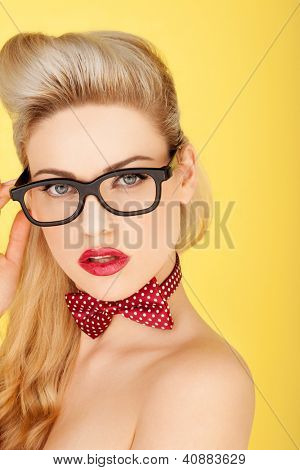Baş ve omuz portre sarı sadece ağır r giyen çekici retro sarışın moda modeli
