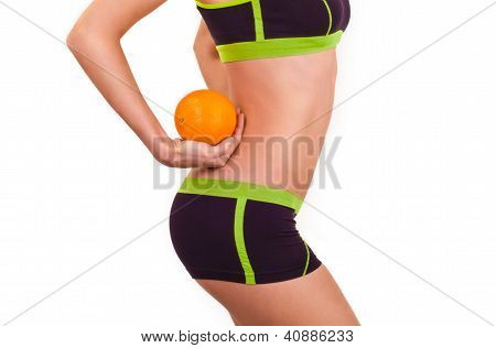 한 손으로 오렌지는 sportwear에서 여자의 슬림 그림