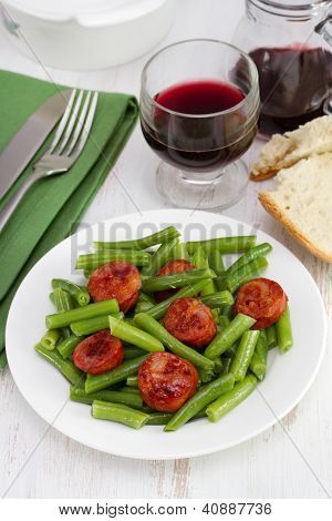Fagiolini con Chourico e bicchiere di vino rosso