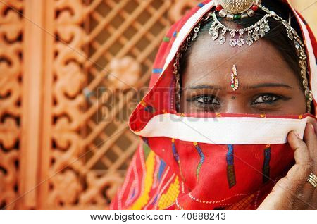 Donna indiana tradizionale in costume sari coperto il viso con il velo, India