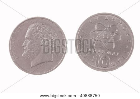Moneda griega 10 dracmas aislado sobre un fondo blanco