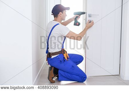 The Master Adjusts The Fittings In The Pvc Plastic Doors. The Plastic Door Jammed Does Not Work. The