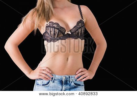 Close-up della donna che indossa il reggiseno nero