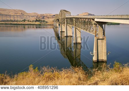 Lyons Ferry Bridge Snake River Washington State. The Lyons Ferry Bridge Spanning The Snake River In 