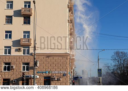 15.02.2021, Russia, Moscow. Utilities Of The City Clean The Roof Of A Multi-storey House From Snow.