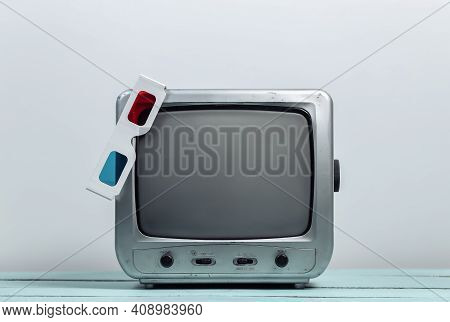 Retro Tv Receiver With Anaglyph 3d Glasses On White Wall Background