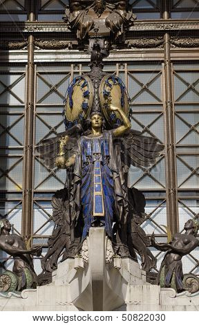 Queen of Time statue, Oxford Street